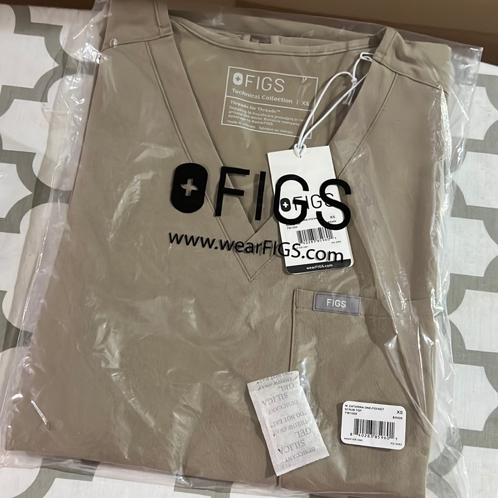 FIGS Latte Catarina XS scrub top - like new